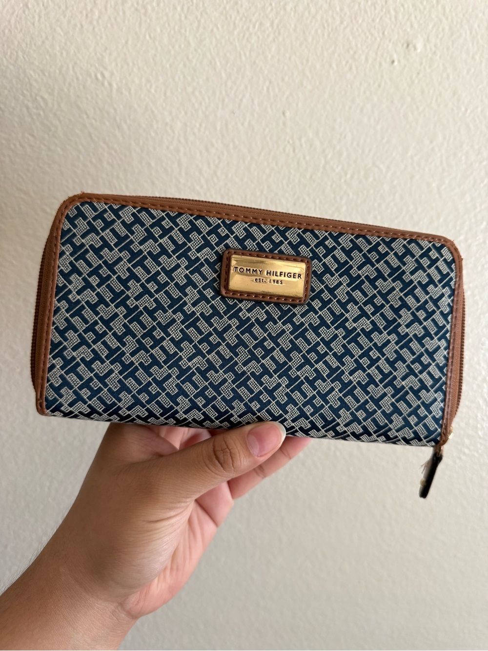 Tommy Hilfiger Blue Pattern Zip-Around Card Holder with Brown Trim